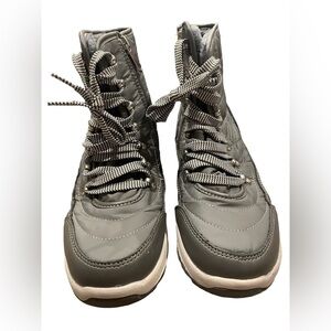 Gray Weatherproof Women’s Snow Boots with Faux Fur Liner, Size 8